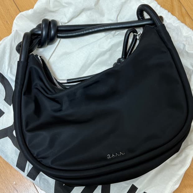 가니 ganni 가방 노트 바게트백 