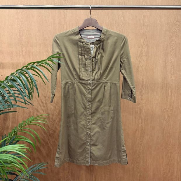 막스앤코 미디 원피스 스탠드 카라 7부 싱글 포켓 버튼 디테일 카키