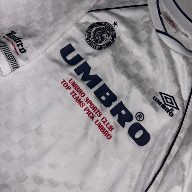 엄브로 스트라이프 자카드 라운드 반팔 저지 화이트