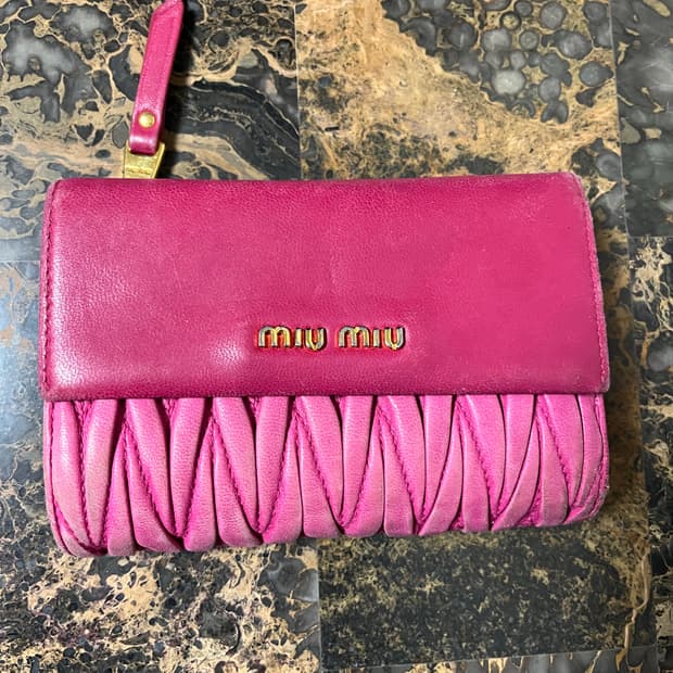 미우미우 마테라쎄 나파 가죽 중지갑 (핑크)