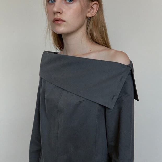 시눈 Off-Shoulder Buttoned Blouse 
