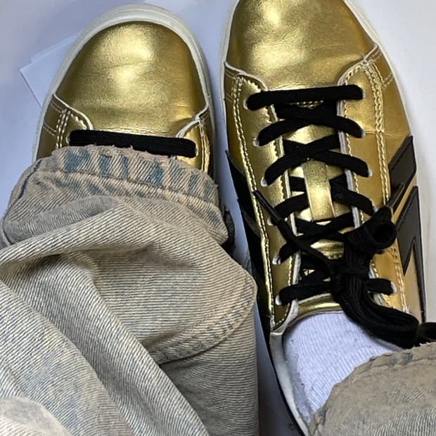 골드 스니커즈 230