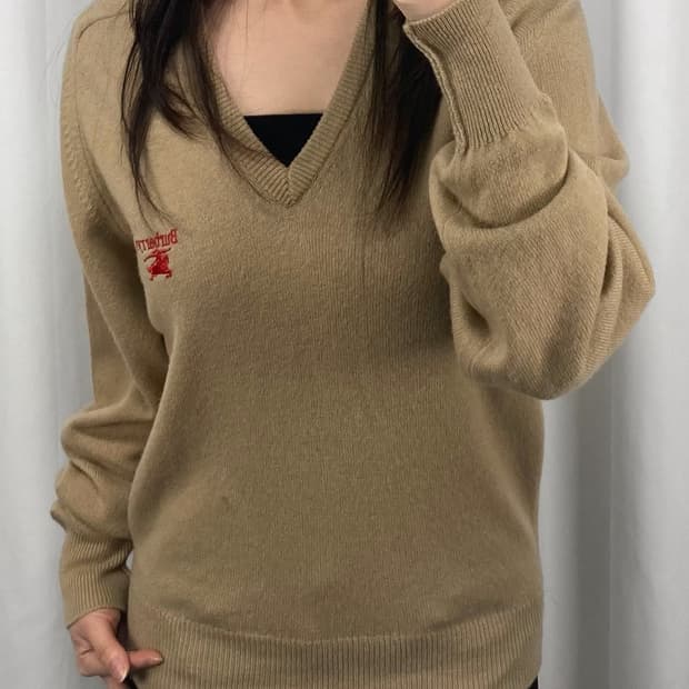 버버리 베이지 브이넥 니트