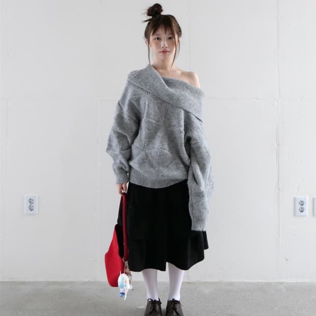 베이비랩 다이아 오프숄더 니트 그레이