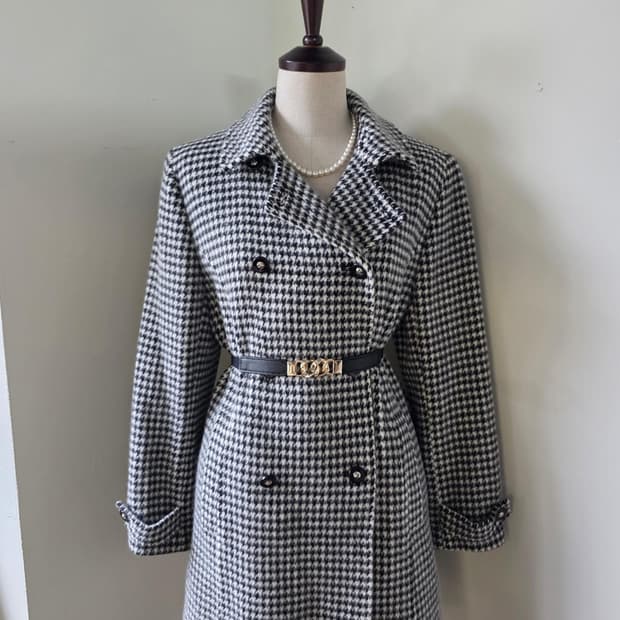 Courreges 꾸레쥬 로고 각인 단추 하운드투스 코트