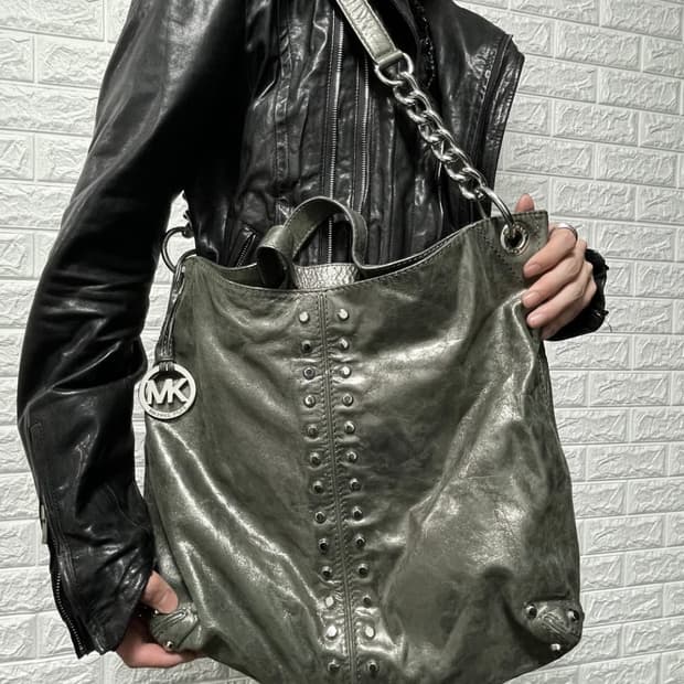 미이클코어스 로고참 스터드백