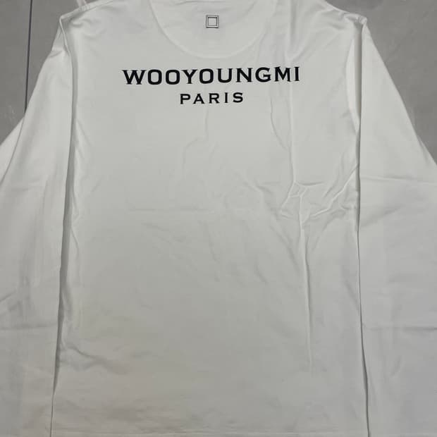 우영미 코튼 백로고 롱슬리브 티셔츠 화이트 23FW