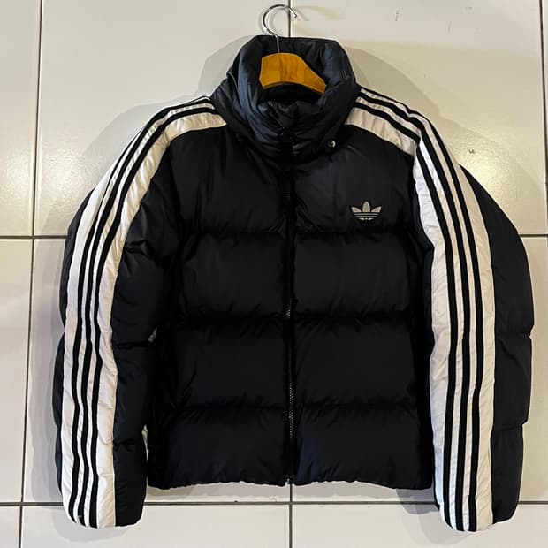 아디다스 블록다운 흰검 삼선 패딩