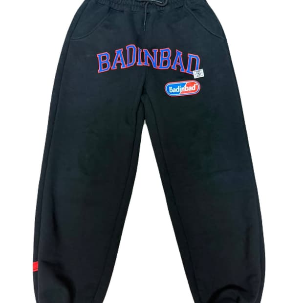 베이드인베이드(BADINBAD) 로고 스웨트 팬츠 (블랙)