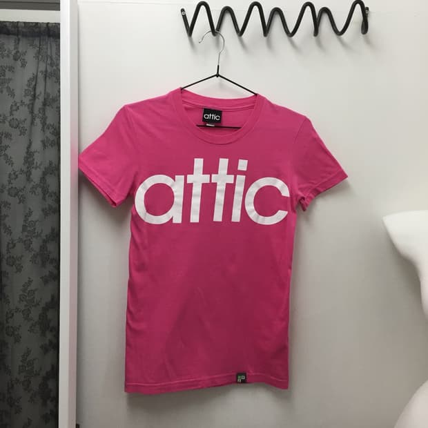 attic 빅그래픽 로고 슬림 티셔츠 s