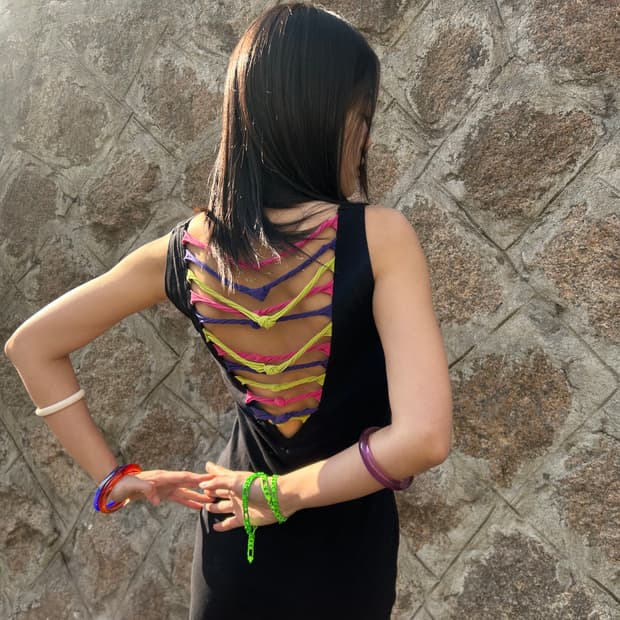 컬러 스트랩 백 디테일 미니 드레스