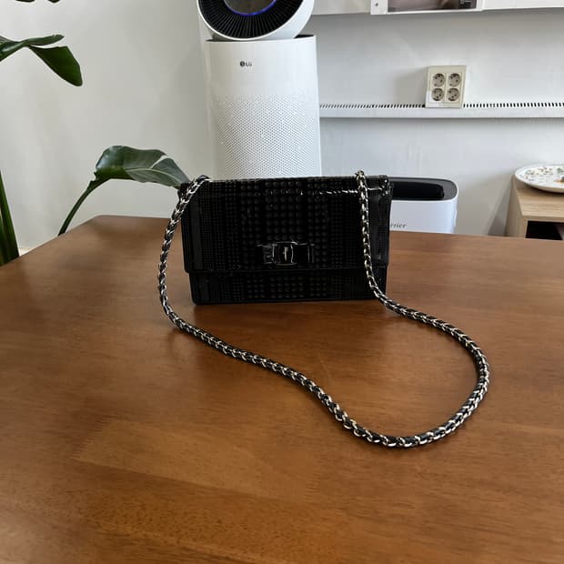 페레가모 바라보우 페이던트 크로스백