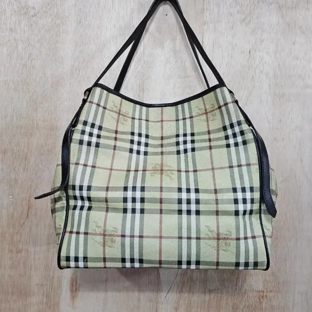 버버리 체크 숄더백.