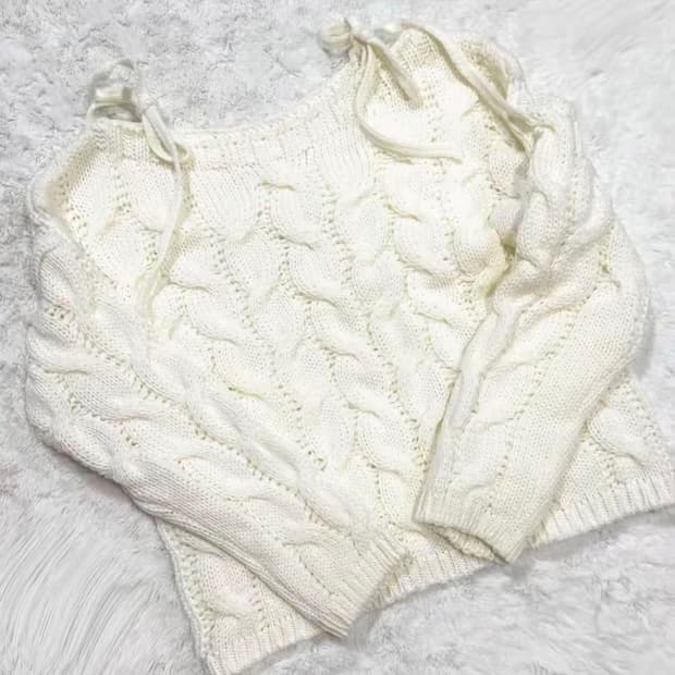 [새상품] 어깨 리본 포인트 아이보리 꽈배기 니트