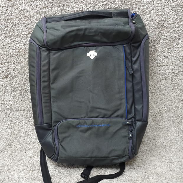 데상트 애슬레틱 스퀘어 백팩