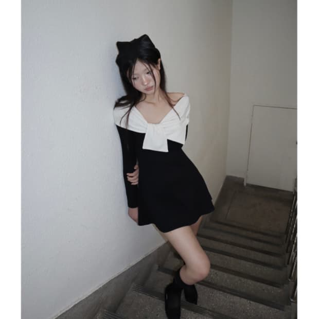 클라따 오프숄더 리본 블랙 미니 원피스