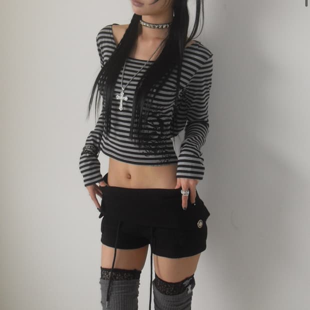 유스이즈유어스 크롭 다크그레이 스트라이프 후디 