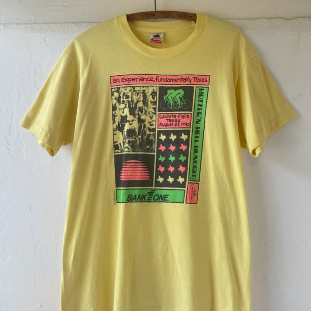 1990's Vintage  T-shirt Made in U.S.A ​