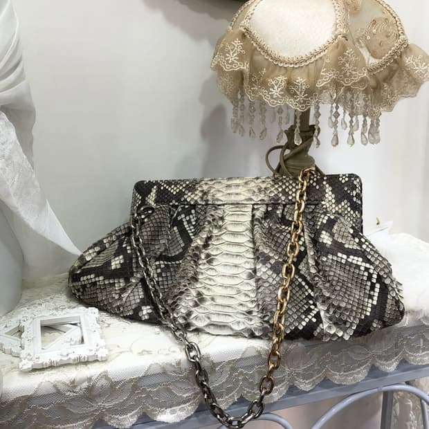 snakeskin texture chain shoulder bag
