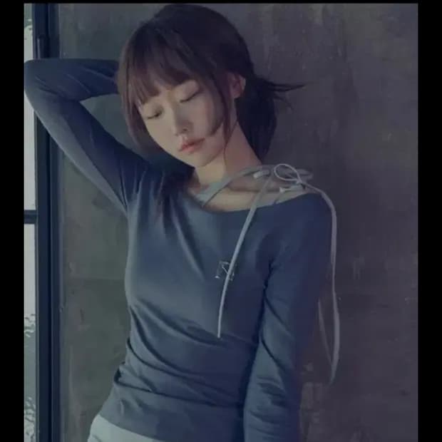 미개봉) 뉴얼린 엠블럼 롱슬리브 보트넥 탑 차콜