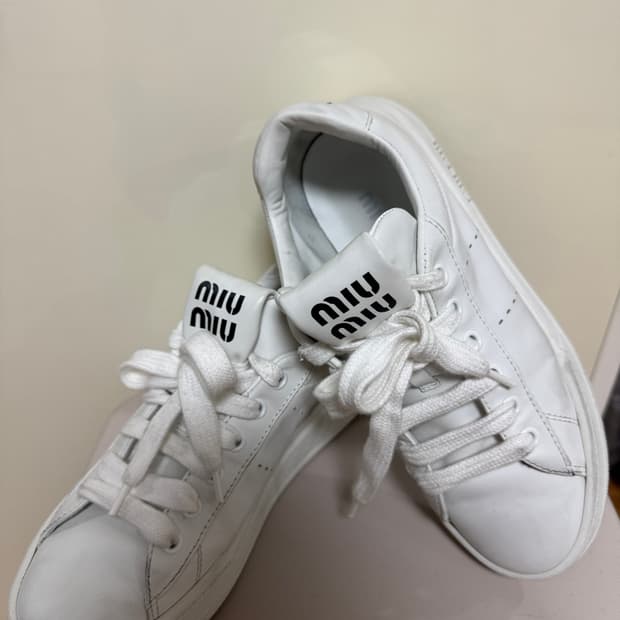 미우미우 레더 스니커즈