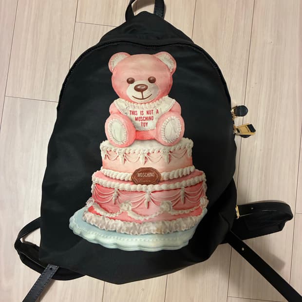 [정품] 모스키노 꾸띠르! 로고 백팩 (아이패드/A4 수납 가능)