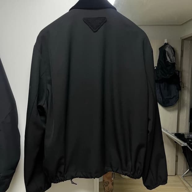 프라다 벨벳 칼라 울 집업 자켓