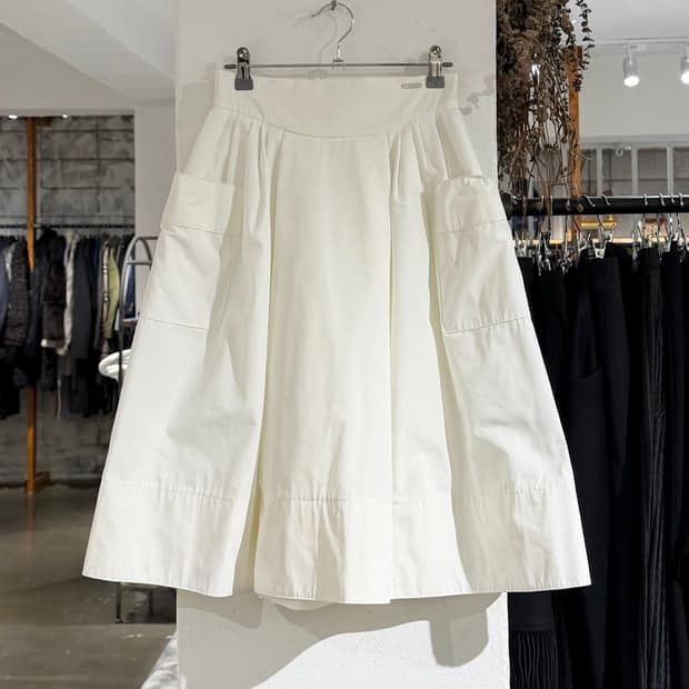 폭시 뉴욕 화이트 포켓 플레어 미디 스커트