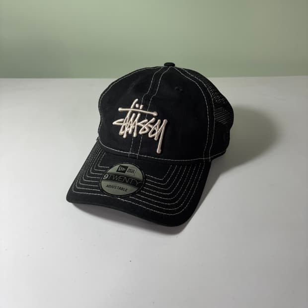 OS 스투시 X 뉴에라 블랙 메쉬 트러커캡