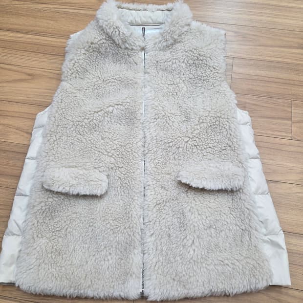 ANSICH 아이보리 양털 조끼 판매합니다. 55사이즈이며, 가슴둘레는 