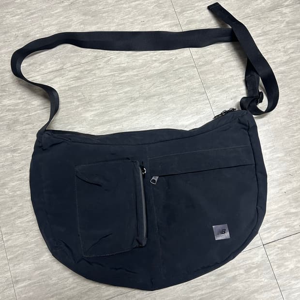 뉴발란스 블랙 힙색 슬링백 가방