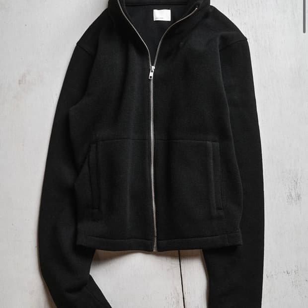 Textuerd High Neck Zip - Black 모노프리베