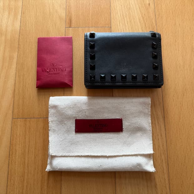 발렌티노 VALENTINO 지갑 중지갑 지퍼돌이 스터드 반지갑 명품지갑 
