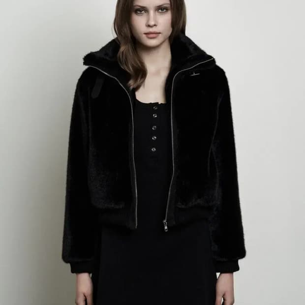 시너진 하이넥 버클 퍼 자켓 블랙