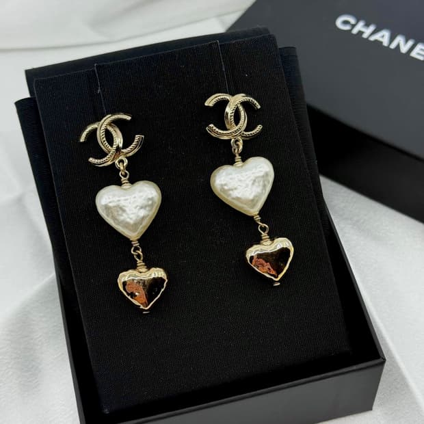샤넬 CC로고 진주 하트 드롭 이어링 샴페인골드 귀걸이
