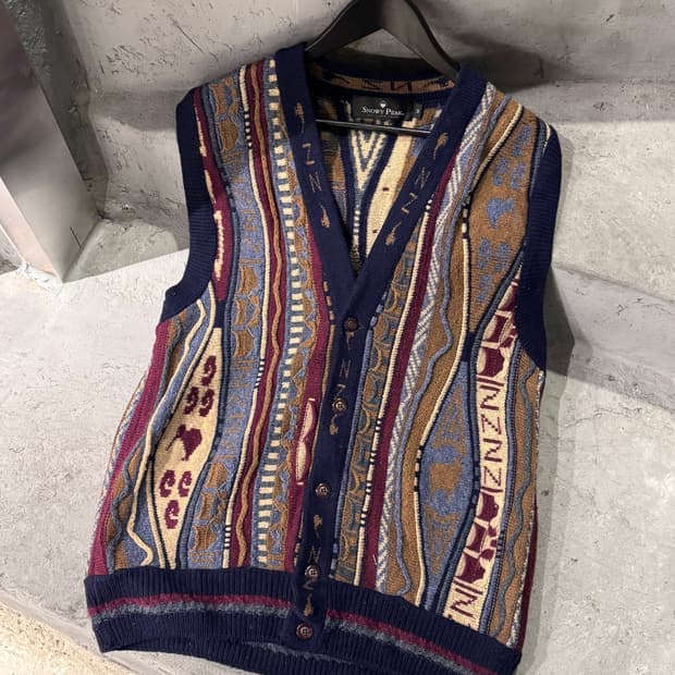 Snowy Peak 3D 케이블 패턴 니트 베스트 