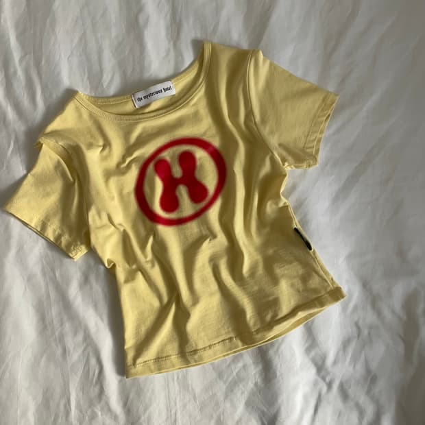 더미스테리어스호텔 H CHEESE LOGO T 옐로우