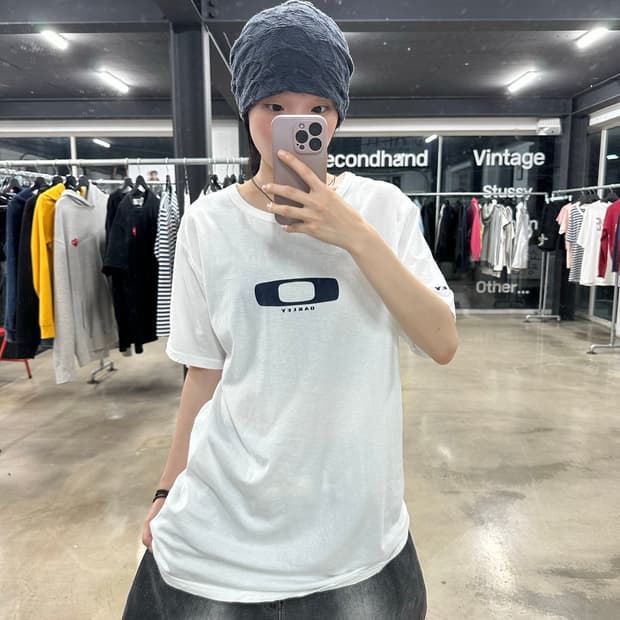 오클리 공용 전면 로고 프린팅 화이트 반팔티셔츠