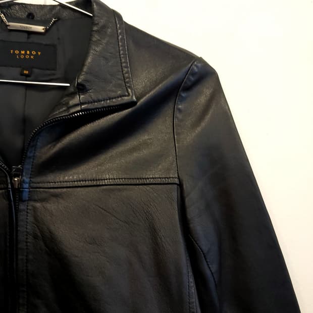 톰보이 룩 블랙 가죽 자켓