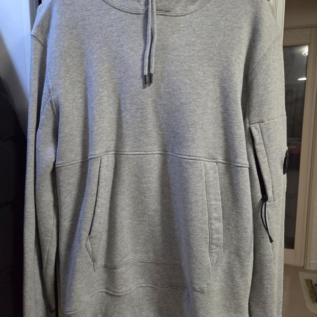 C.P컴퍼니 렌즈 와펜 후드 티셔츠 (M 그레이)