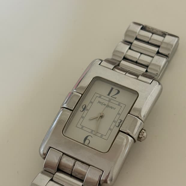 입생로랑 시계 판매합니다