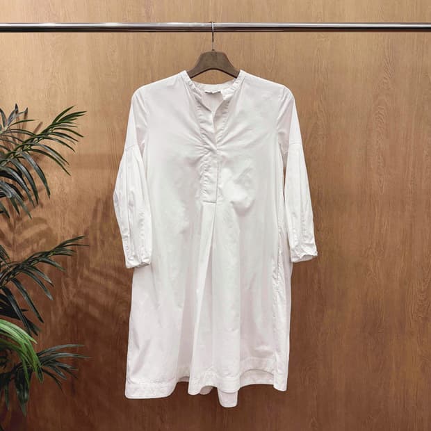 코스 브이넥 셔링 플리츠 미니 원피스 벌룬 소매 디테일 화이트