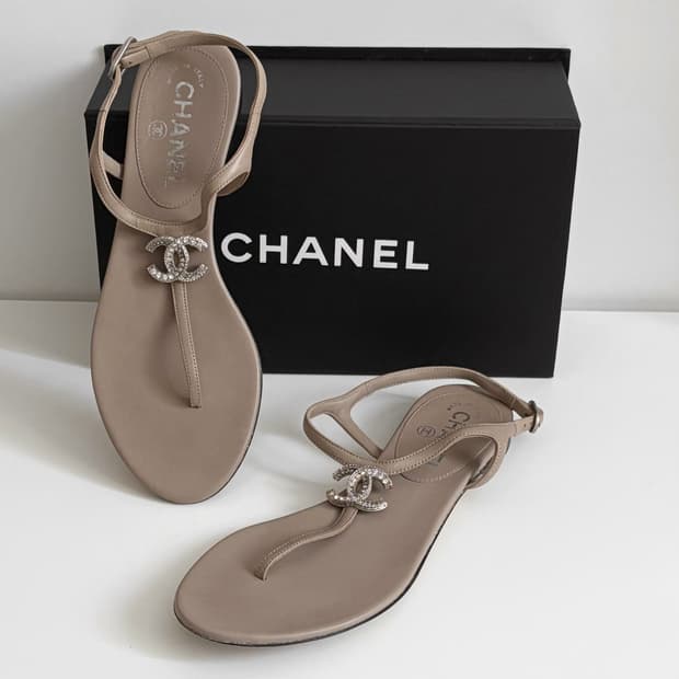CHANEL 샤넬 CC 큐빅 로고 T스트랩 샌들 - beige/silve