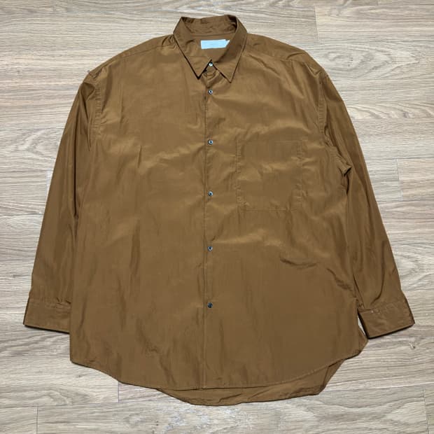 그라프페이퍼 포플린 브라운 셔츠 F 사이즈 판매합니다.