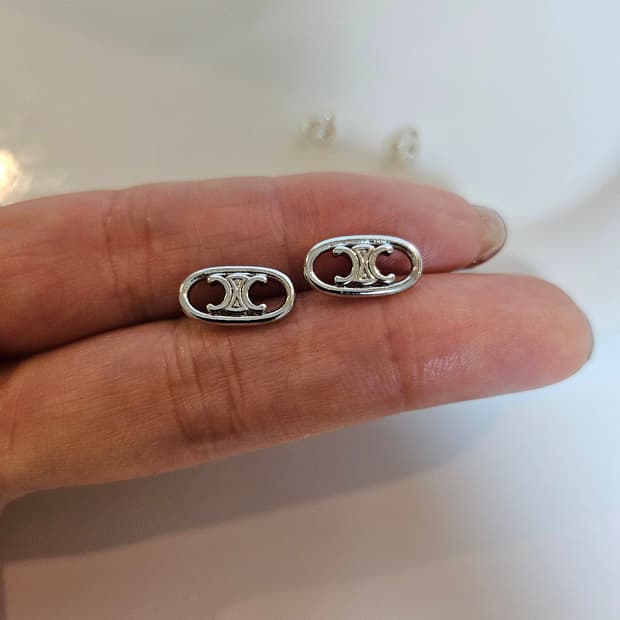 셀린느 미니 트리옹프 스터드 귀걸이 은장