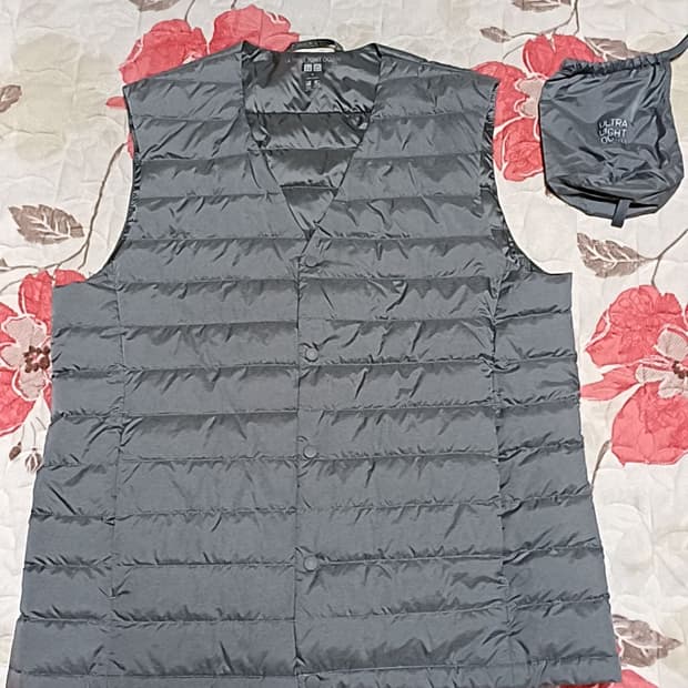 유니클로 오리털 초경량조끼 M 가슴50 기장64