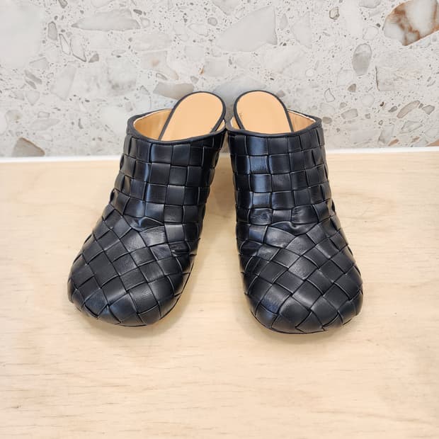 보테가베네타 인트레치아토 가죽 뮬 샌들 블랙 36