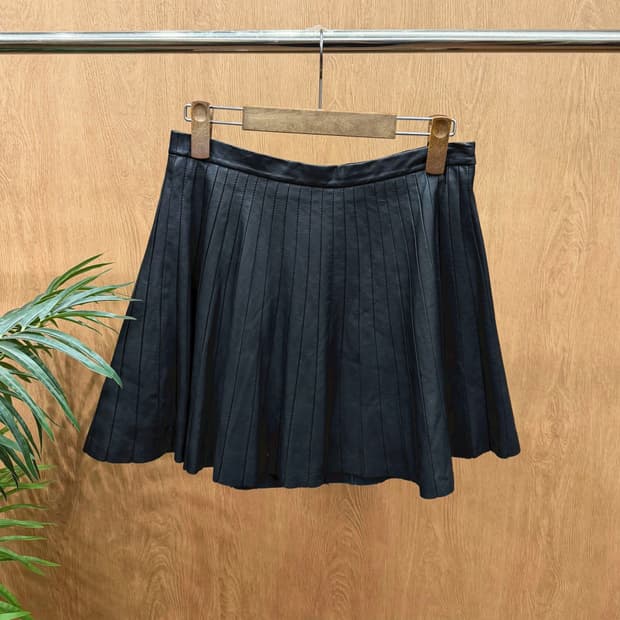 띠어리 A라인 양가죽 미니 스커트 세로 플리츠 사이드 클로징 디테일 블랙