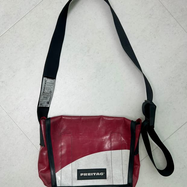 프라이탁 라씨 레드