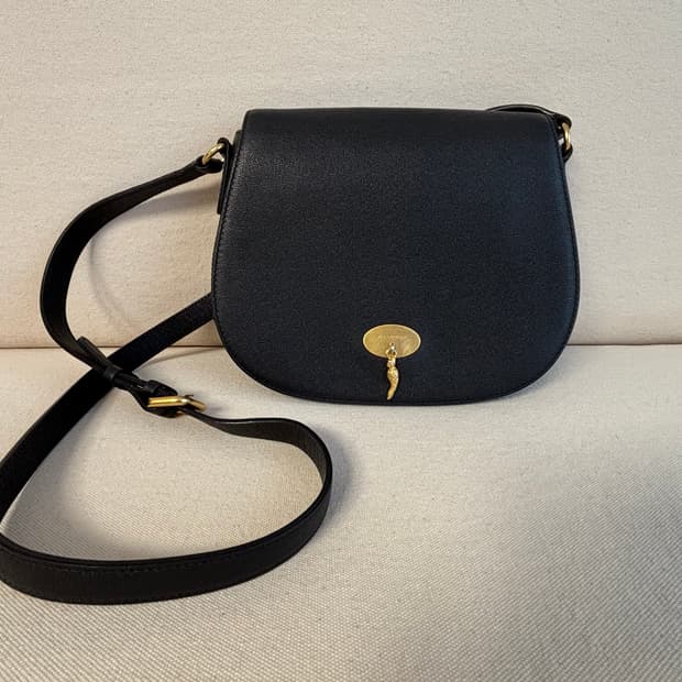 질스튜어트 소가죽 크로스백